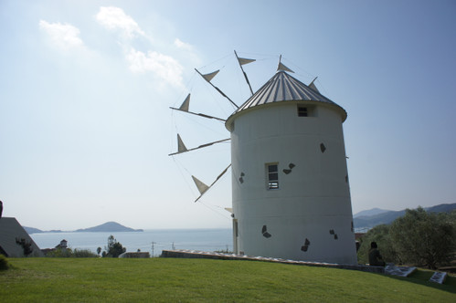 ギリシャの風車・海を臨む